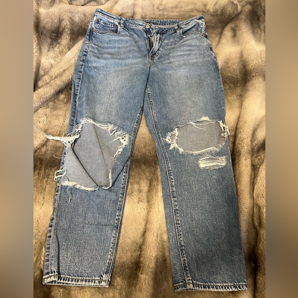 American Eagle Distressed High Rise Strigid Mom Jean Size 16